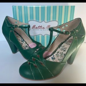 Bettie Page by Ellie green leather pumps Size 9